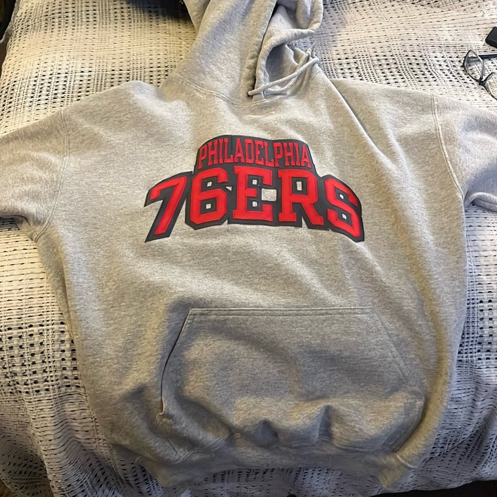 Philadelphia 76ers Sweatshirt Grey in Color Size Large